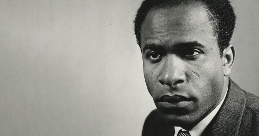 100-anos-de-frantz-fanon:-o-legado-do-revolucionario-antirracista-no-brasil-e-no-mundo