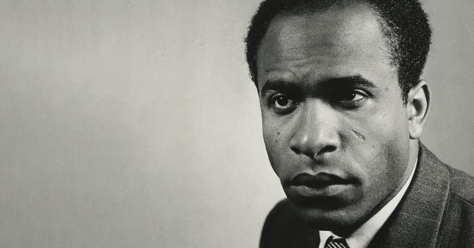 100-anos-de-frantz-fanon:-o-legado-do-revolucionario-antirracista-no-brasil-e-no-mundo