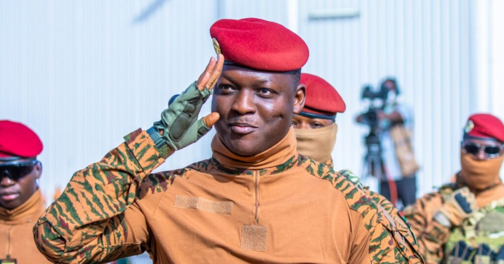 de-burkina-faso-ao-continente:-como-ibrahim-traore-impulsiona-revolucao-na-africa