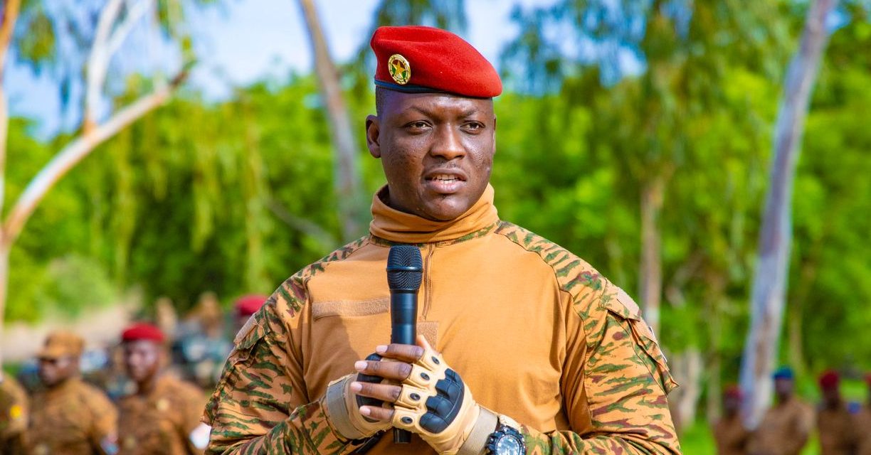 ibrahim-traore-resgata-revolucao-iniciada-ha-42-anos-em-burkina-faso,-diz-irmao-de-thomas-sankara