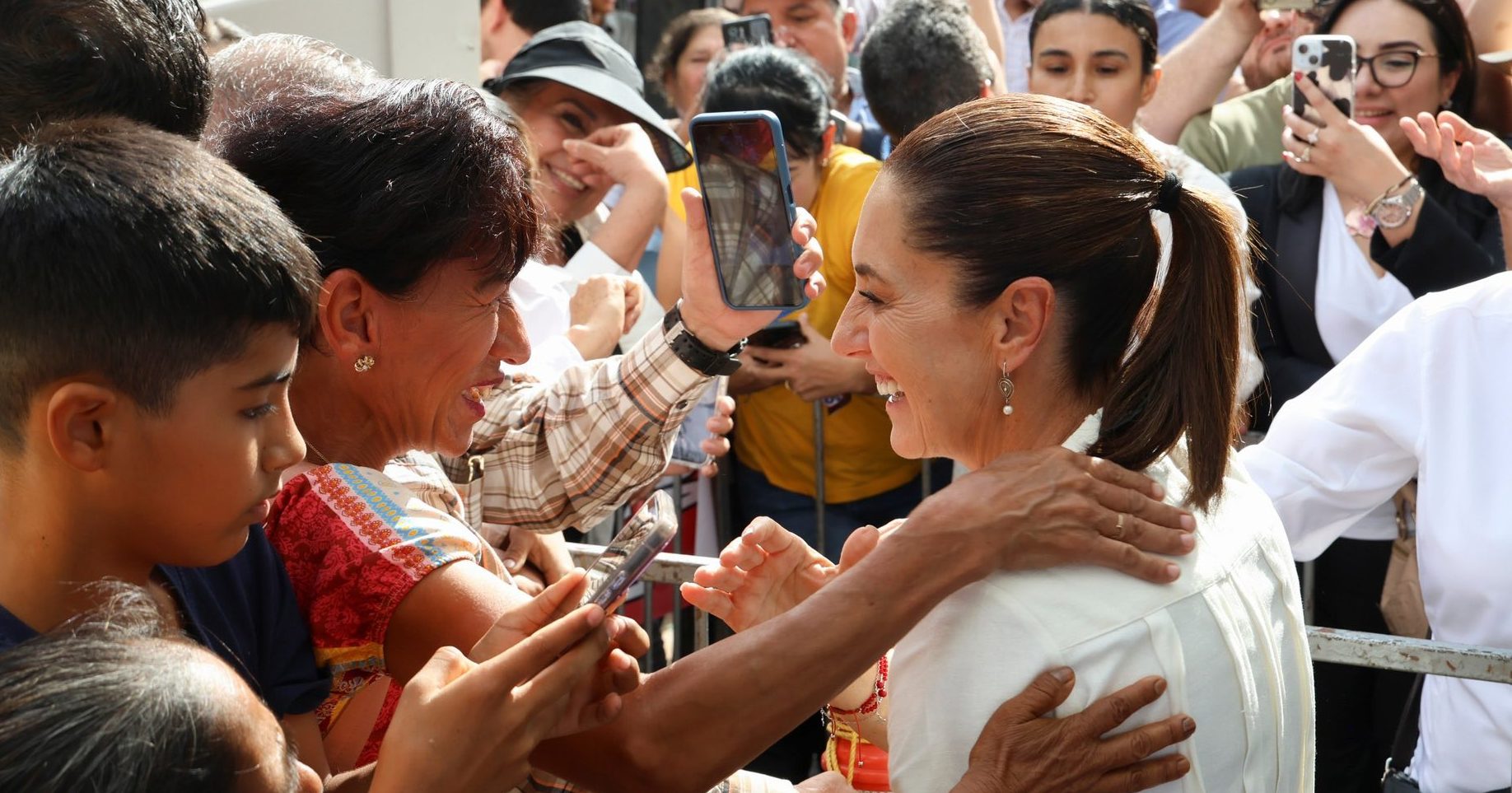 mexico:-1o-ano-de-sheinbaum-avanca-em-programas-sociais,-mas-freia-beneficios-para-mulheres