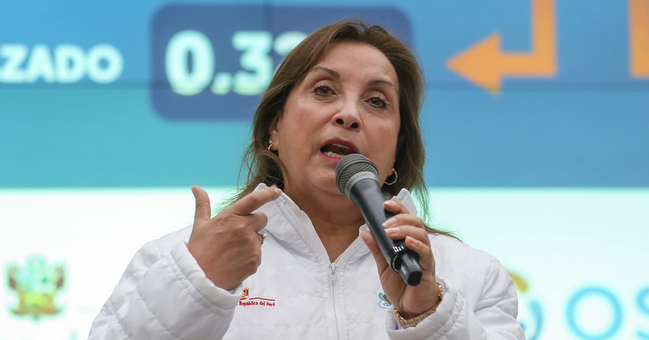 cai-dina-boluarte:-congresso-do-peru-afirma-“incapacidade-moral”-e-castillo-exige-restituicao