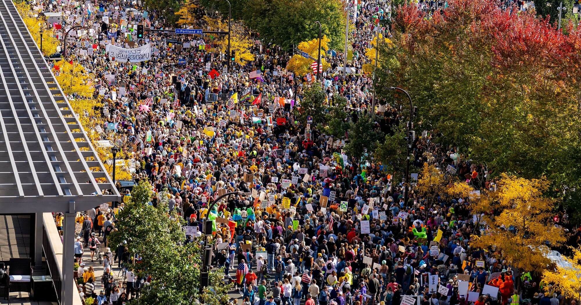 cannabrava-|-“sem-reis”:-o-povo-nas-ruas-contra-o-autoritarismo-de-trump