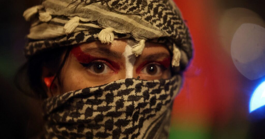 keffiyeh:-coragem-feminina-e-memoria-patria-resistem-no-lenco-palestino