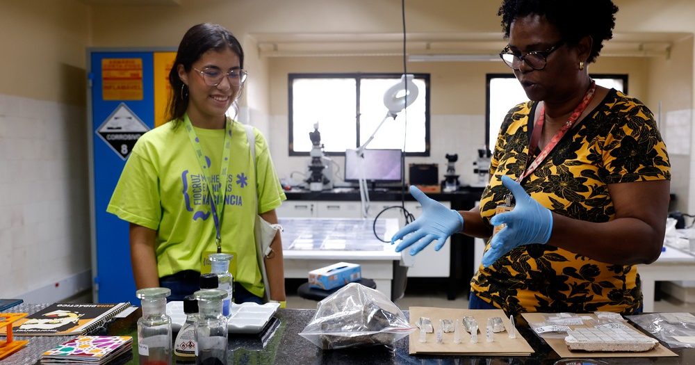 mulheres-e-meninas-na-ciencia:-imersao-na-fiocruz-inspira-estudantes-a-seguir-carreira-cientifica