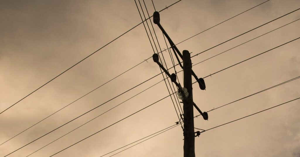 apagoes-programados,-resistencia-criativa:-a-vida-sob-cerco-energetico-em-cuba