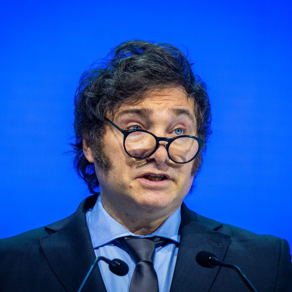 milei-enfrenta-crise-de-popularidade-e-denuncias-de-corrupcao-na-argentina