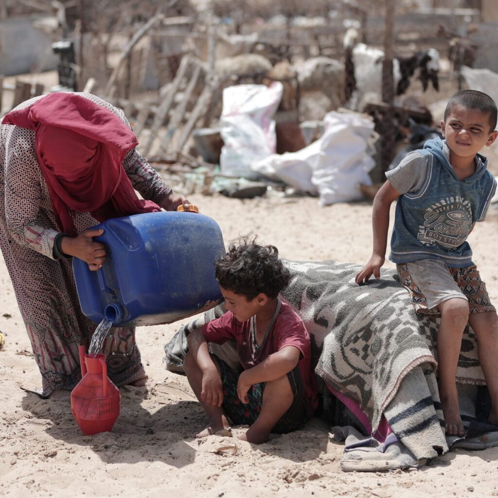 gaza:-“nao-podia-ver-meus-filhos-chorarem-de-fome”:-como-palestinos-sobrevivem-apos-perder-tudo